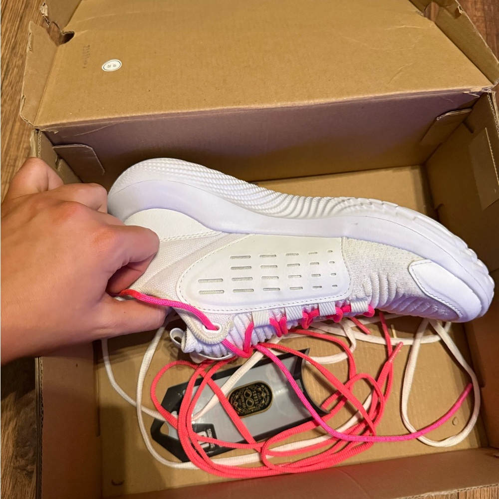 Women’s under armor basketball shoes - Picture 5 of 11